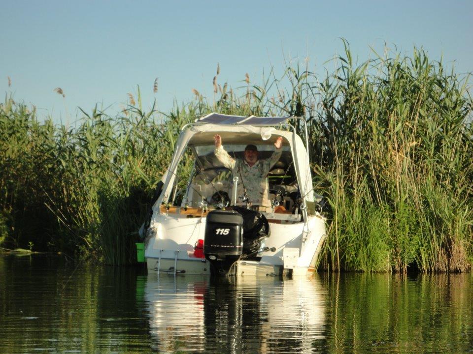 Prin Delta Dunarii - cabana plutitoare ...  si un prieten adevarat